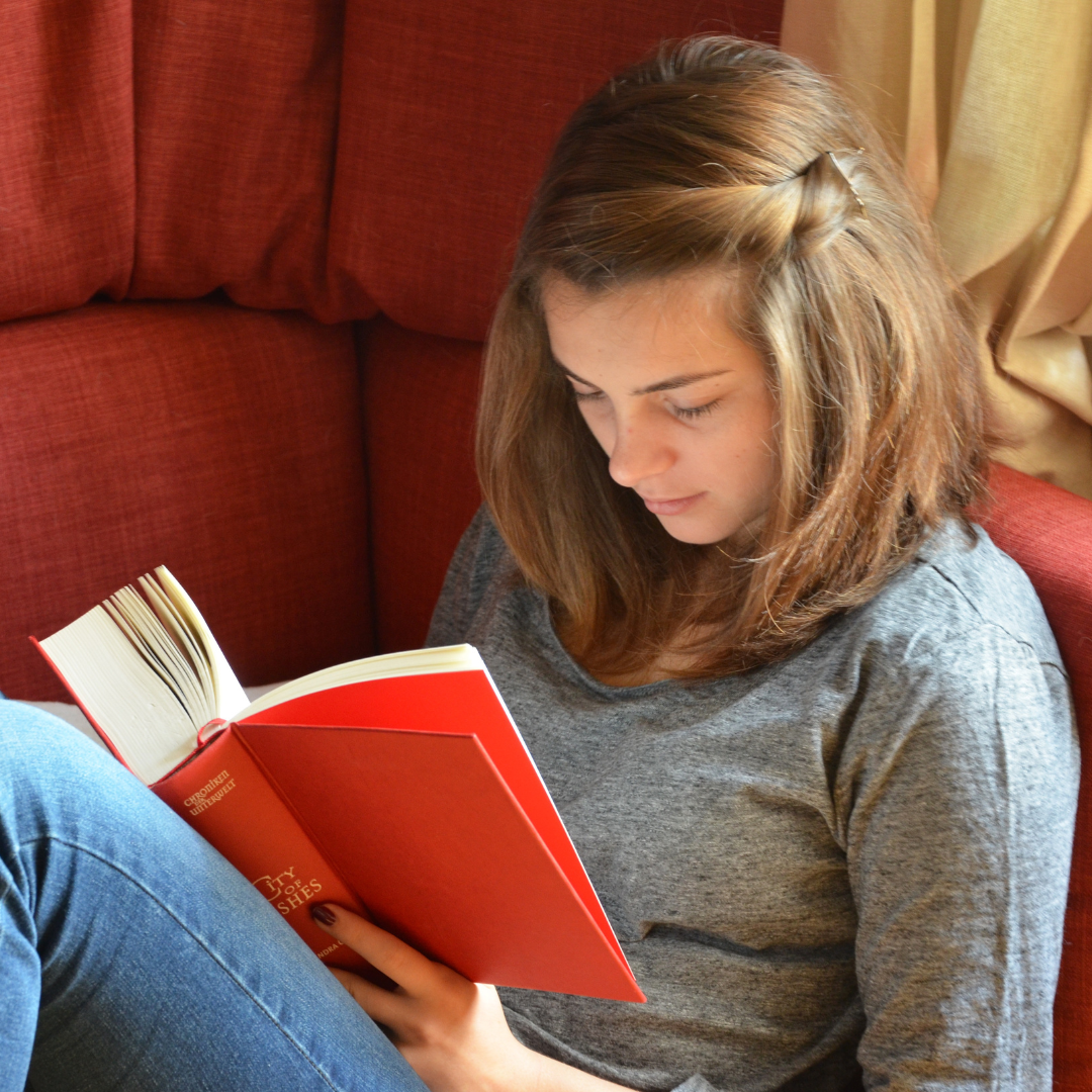 She likes reading. картинки чтение для девочки подростка. She is reading a book. читатель клипарт на прозрачном фоне. книга рисунок для детей.